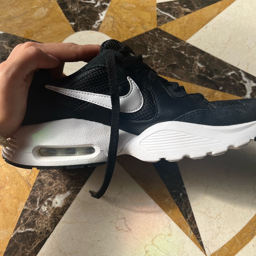 Black air max sneaker